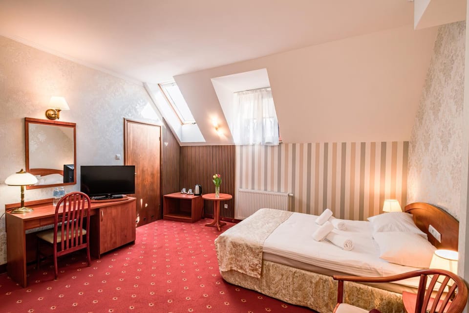 Bed, TV and multimedia, Photo of the whole room, Seating area, Bedroom