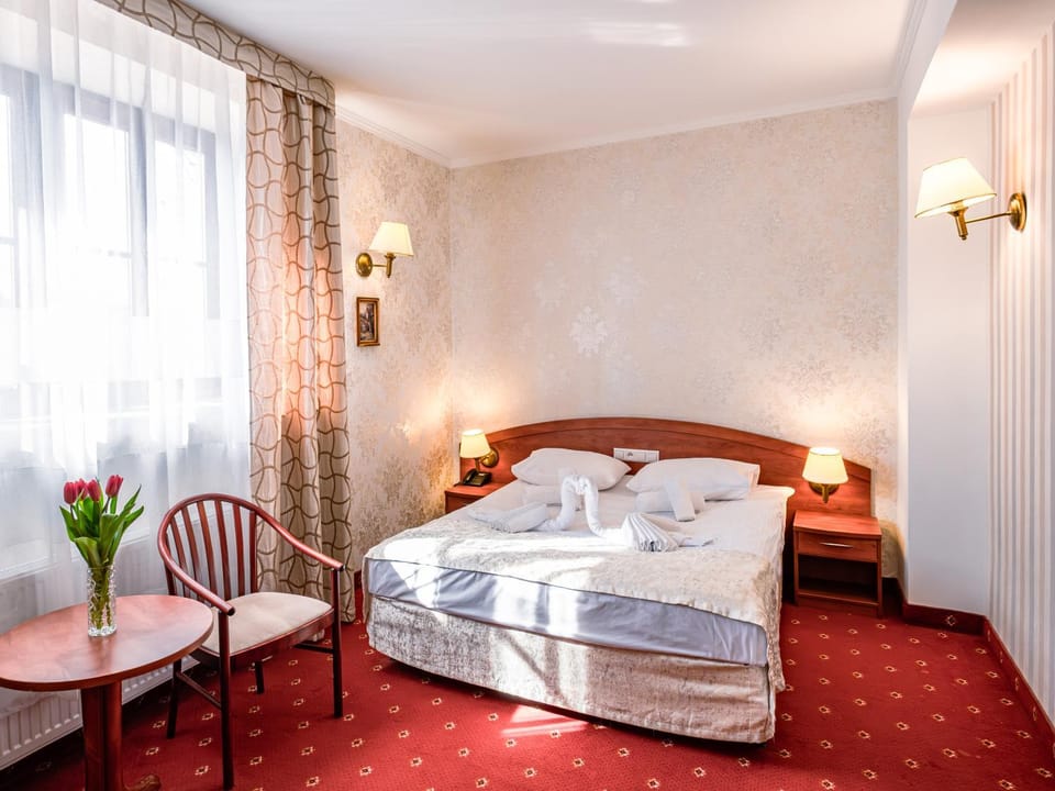 Bed, Photo of the whole room, Seating area, Bedroom