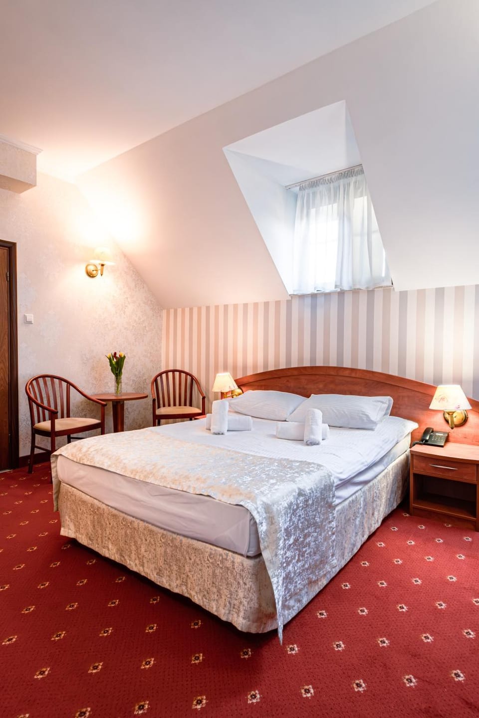 Bed, Photo of the whole room, Seating area, Bedroom