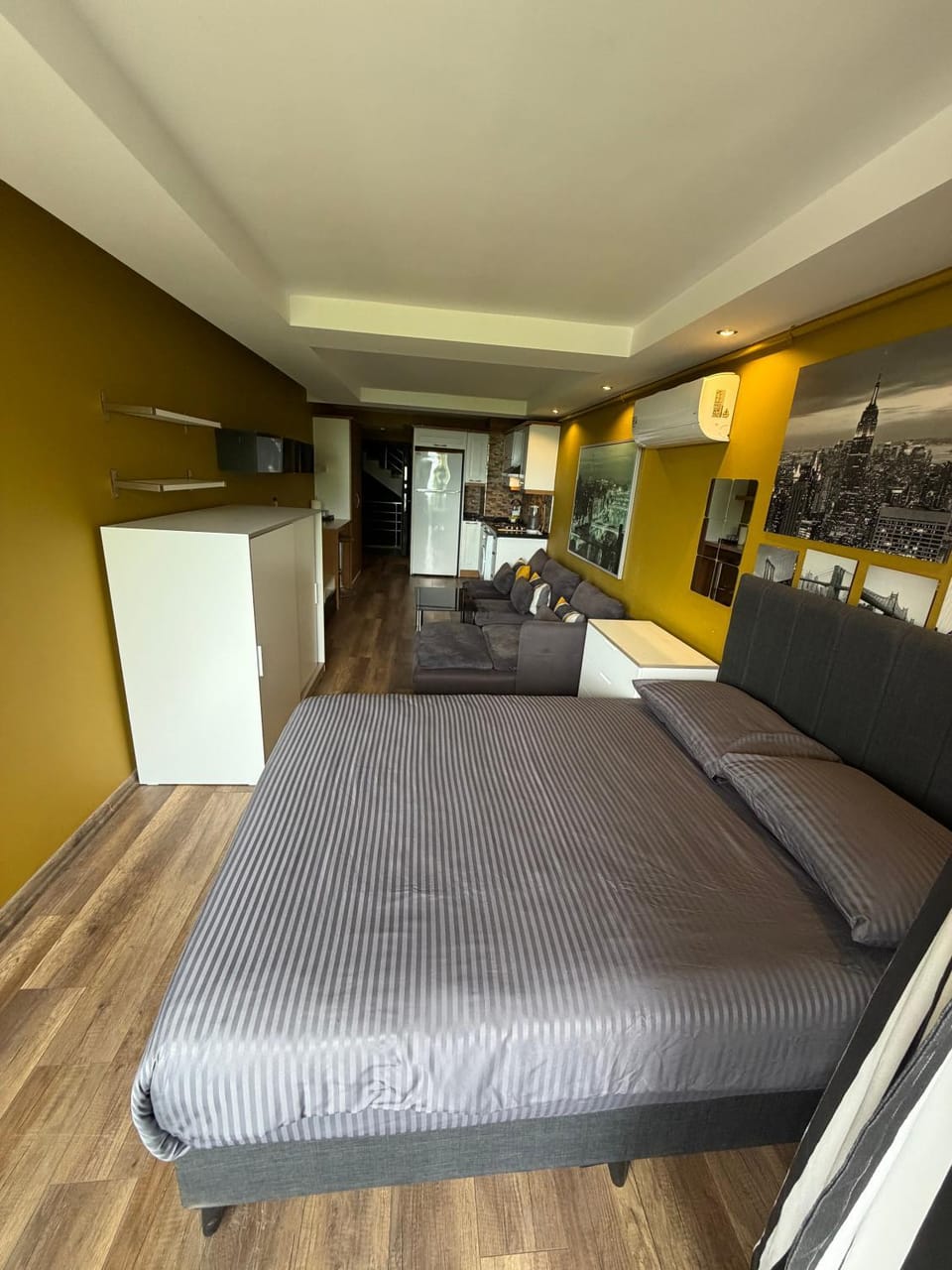 Bed, TV and multimedia, Kitchen or kitchenette, Living room, Photo of the whole room, Seating area, Bedroom