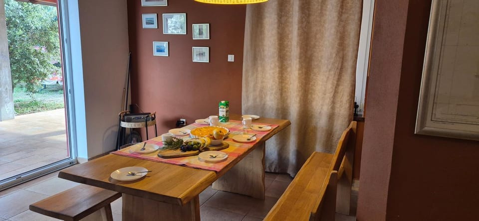 Living room, Food and drinks, Seating area, Dining area, Food