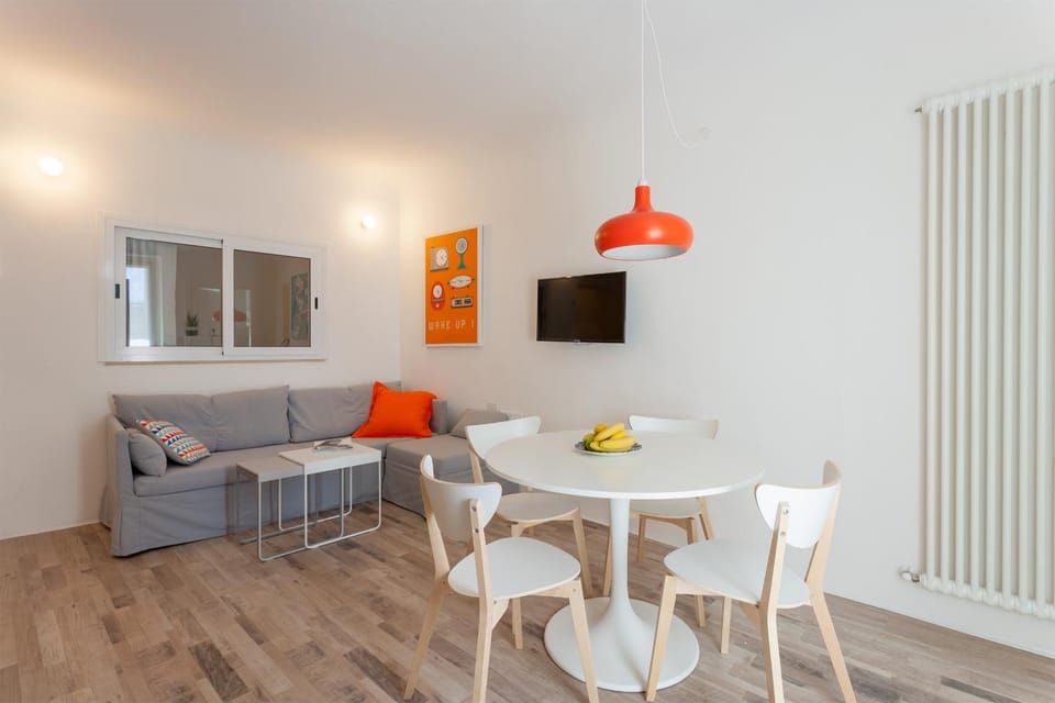 TV and multimedia, Living room, Seating area, Dining area