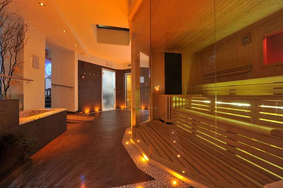 Hot Tub, Sauna, Steam room