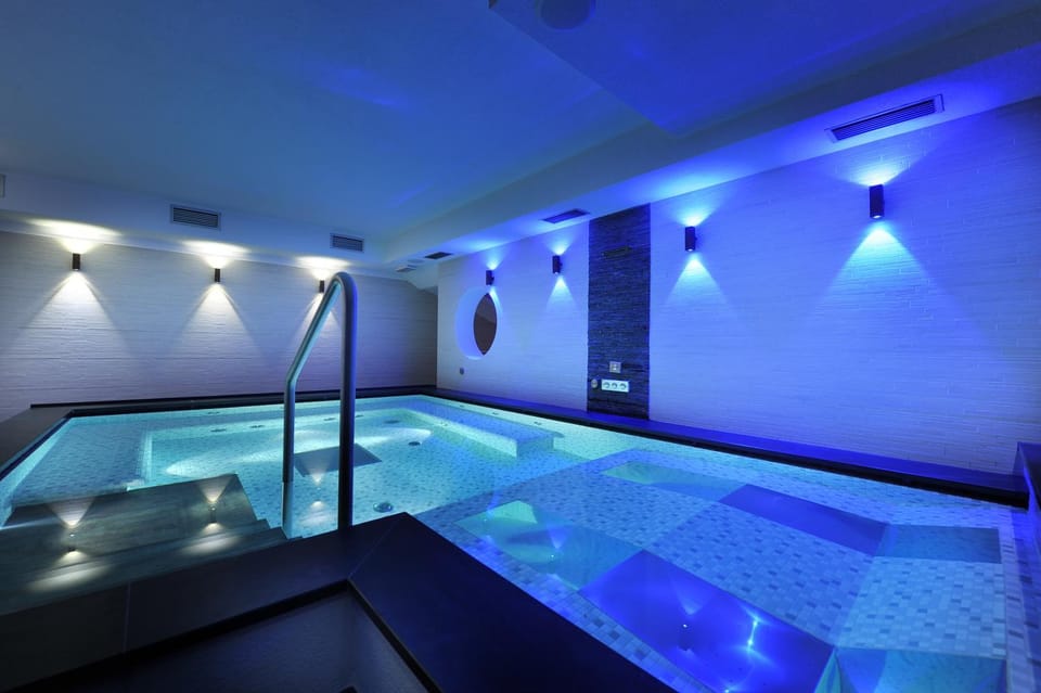 Hot Tub, Massage
