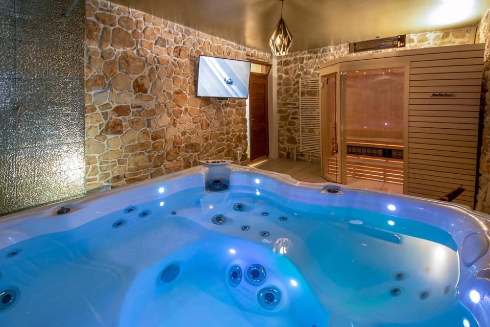 Hot Tub, TV and multimedia