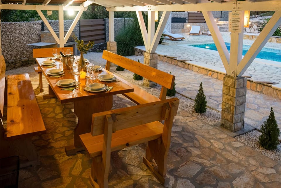 Food and drinks, Dining area, Swimming pool