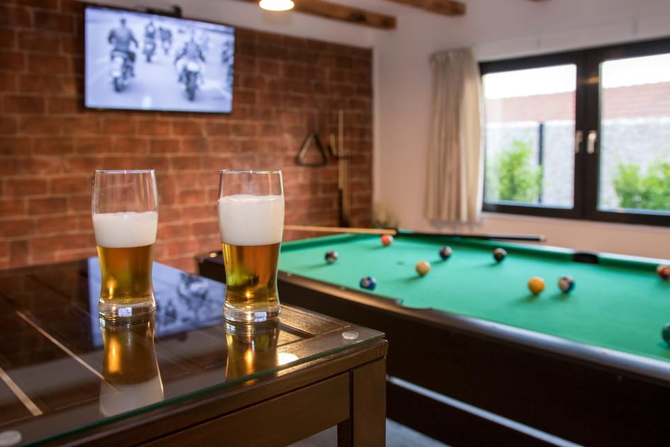 Billiard, Game Room
