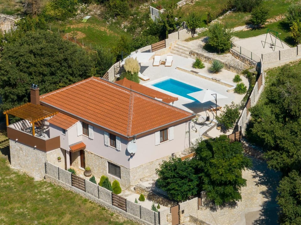 Property building, Day, Bird's eye view, Garden, Swimming pool