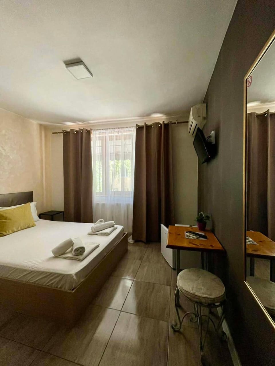 Bed, TV and multimedia, Photo of the whole room, Bedroom, towels, air conditioner