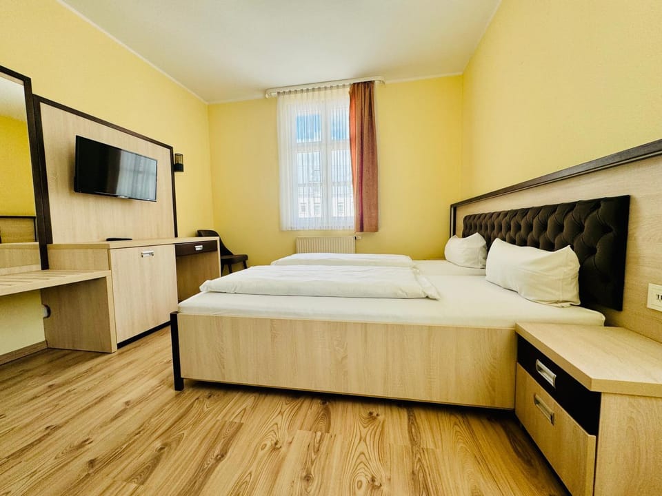 Bed, TV and multimedia, Photo of the whole room