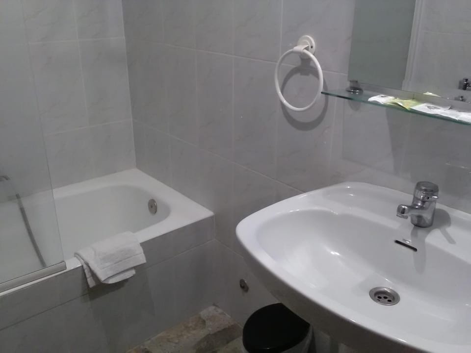 Bathroom, Bath, towels