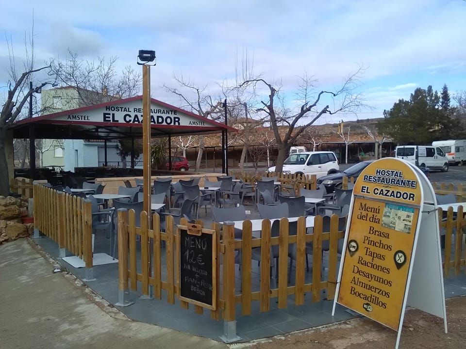 Restaurant/places to eat, Location, Parking