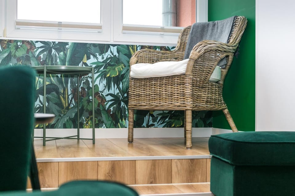 Photo of the whole room, Seating area