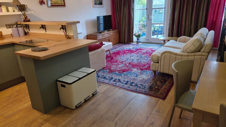 Ellen's Garden. 16 Coachmans Yard. Glastonbury centre Apartment in Glastonbury