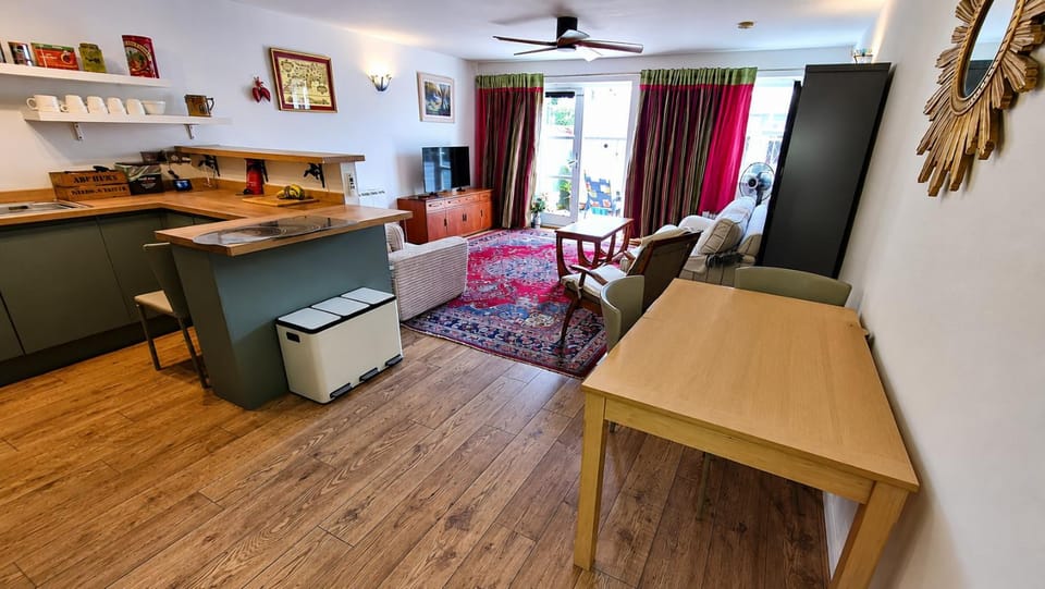 Ellen's Garden. 16 Coachmans Yard. Glastonbury centre Apartment in Glastonbury