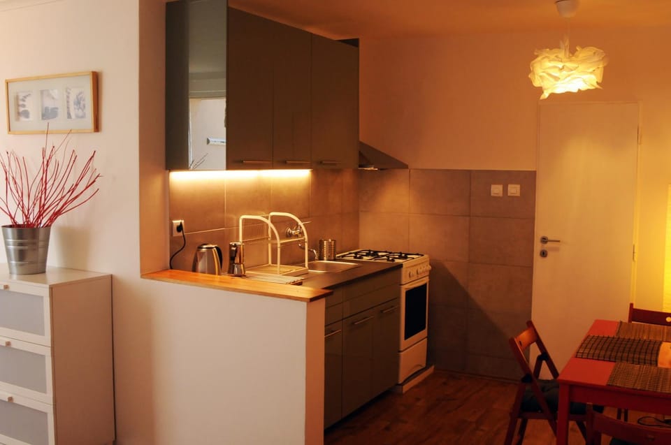 Kitchen or kitchenette, Dining area, minibar, oven, stove