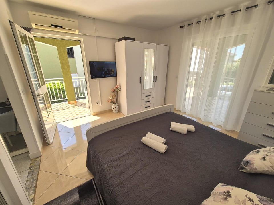 Apartments Sergggo - Top location 5minute walk Beach, Strand, Spiaggia Bed and Breakfast in Poreč