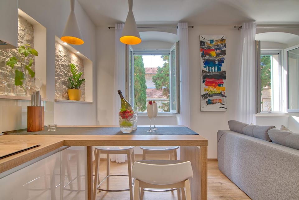 Coffee/tea facilities, Kitchen or kitchenette, Seating area, Dining area