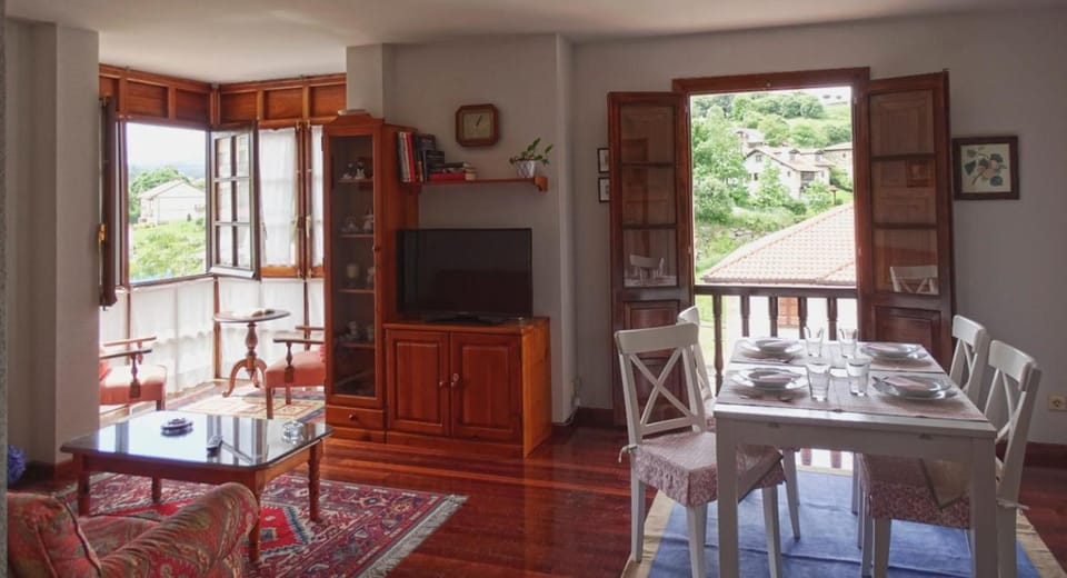 Communal lounge/ TV room, Balcony/Terrace, Living room, Seating area, Dining area