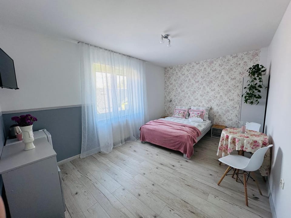 Bed, TV and multimedia, Photo of the whole room, Bedroom