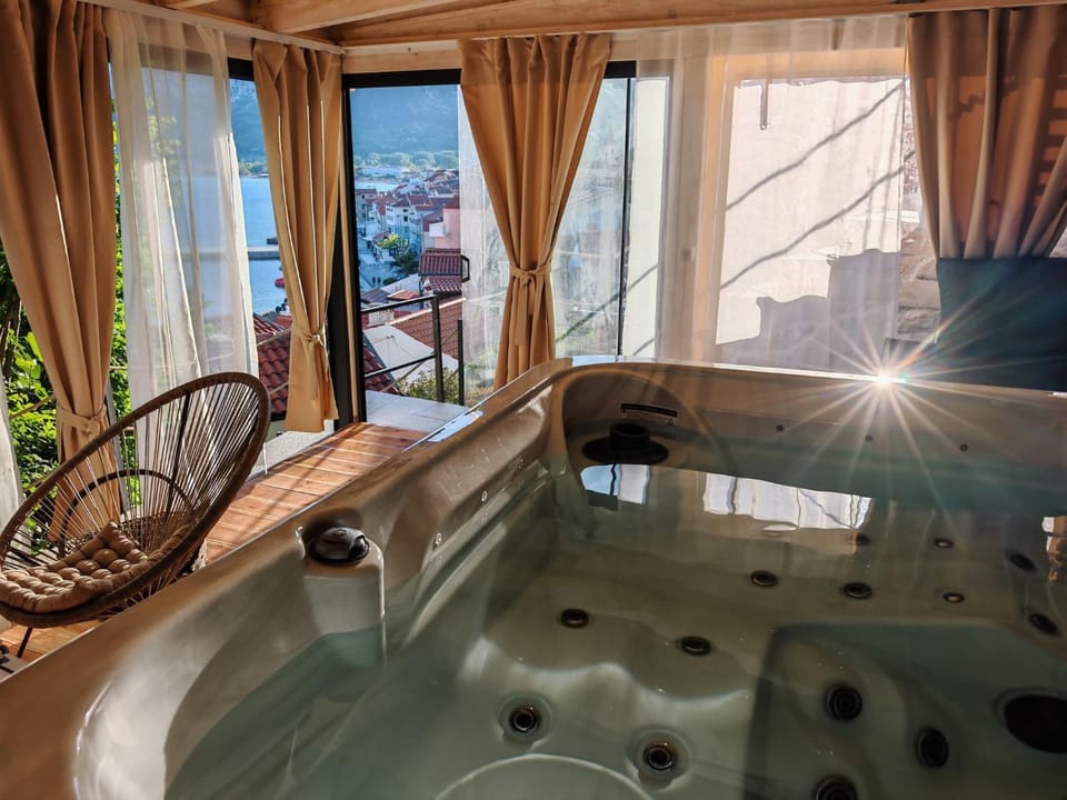 Natural landscape, Hot Tub, Pool view, Swimming pool, Bath