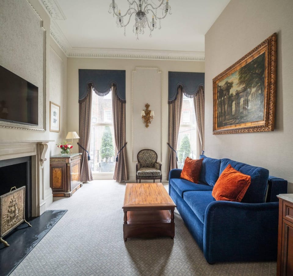 Photo of the whole room, Seating area, Bedroom