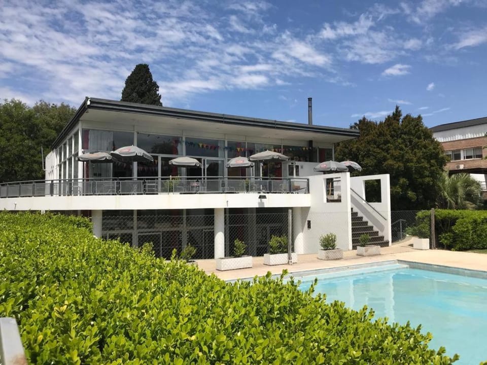 Apartamento en Country Pilar Gran Piscina Parrilla propia hasta 4 personas Apartment in Pilar