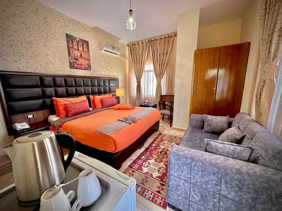 Bed, TV and multimedia, Living room, Photo of the whole room, Seating area, Bedroom