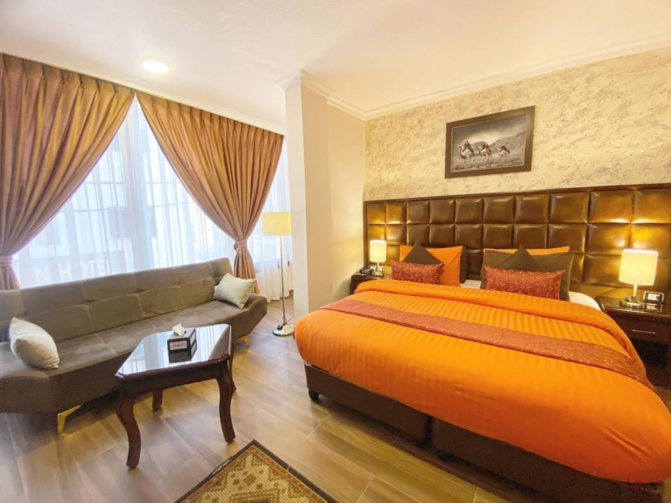 Bed, TV and multimedia, Living room, Photo of the whole room, Seating area, Bedroom