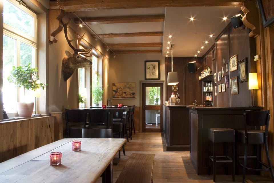 Restaurant/places to eat, Internal: Not applicable to any particular room