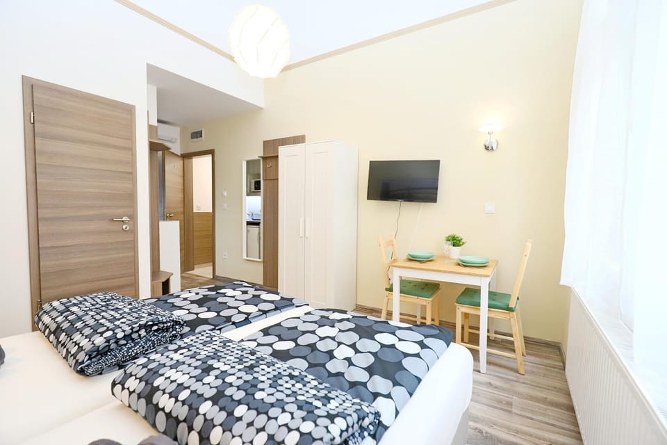 Bed, TV and multimedia, Photo of the whole room, Dining area