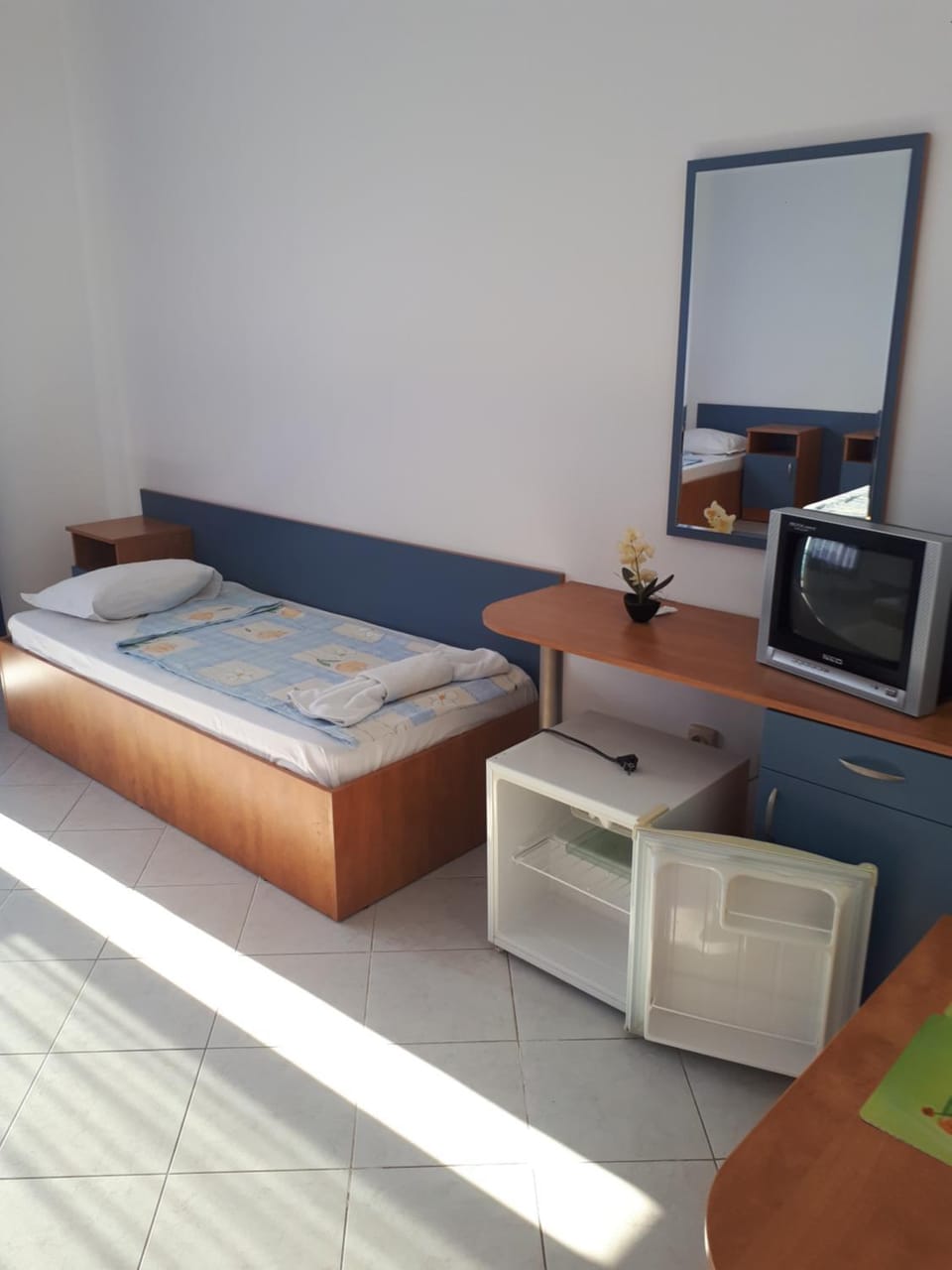 Photo of the whole room, minibar