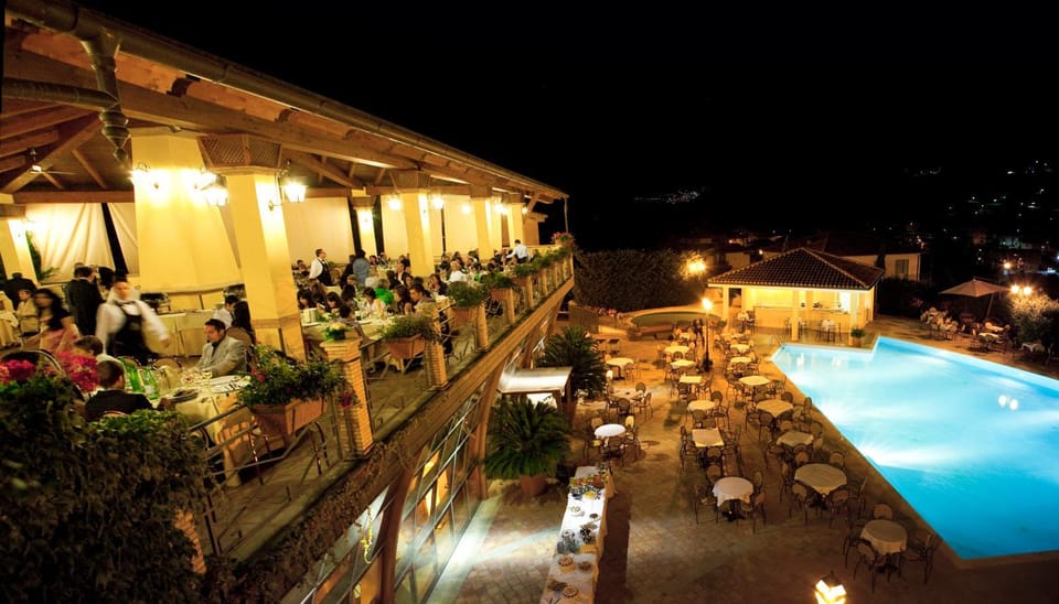 Balcony/Terrace, Banquet/Function facilities, Pool view