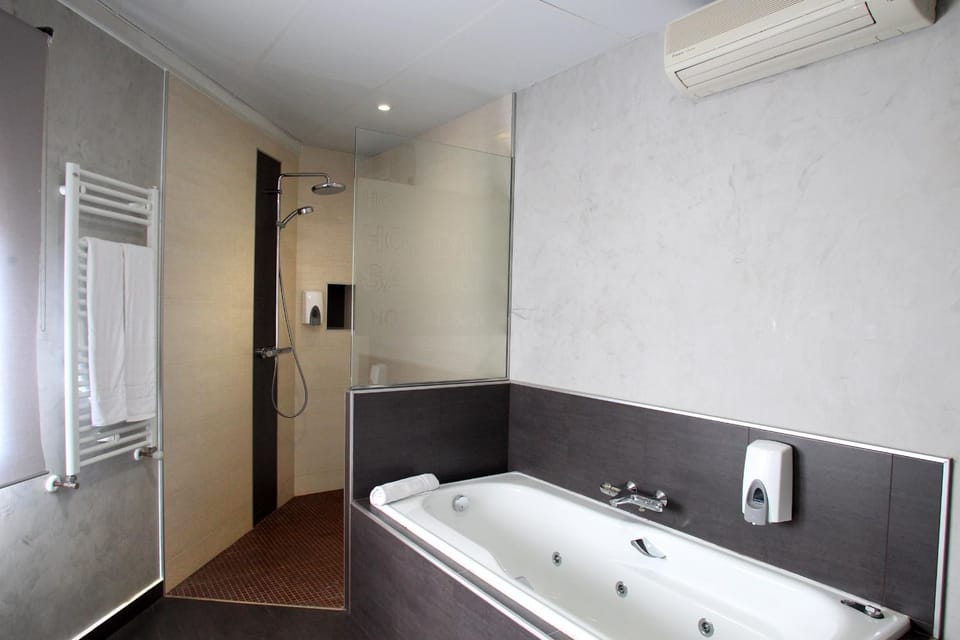 Shower, Hot Tub, Bath, towels