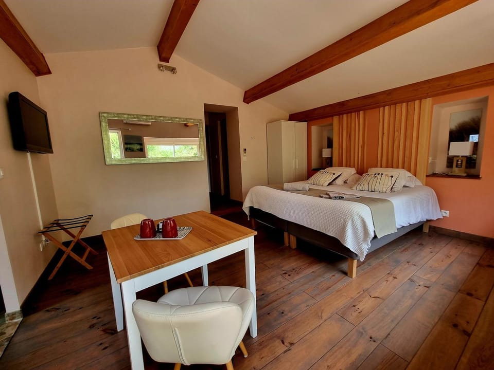Photo of the whole room, air conditioner