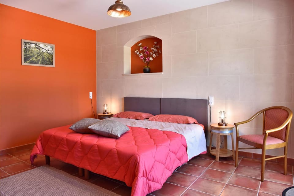 Photo of the whole room, Bedroom