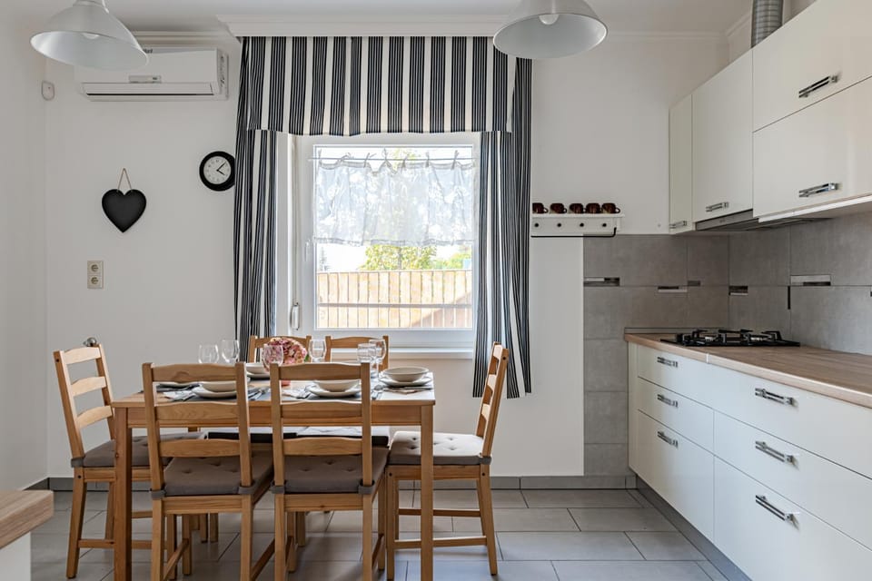 Kitchen or kitchenette, minibar, stove, air conditioner