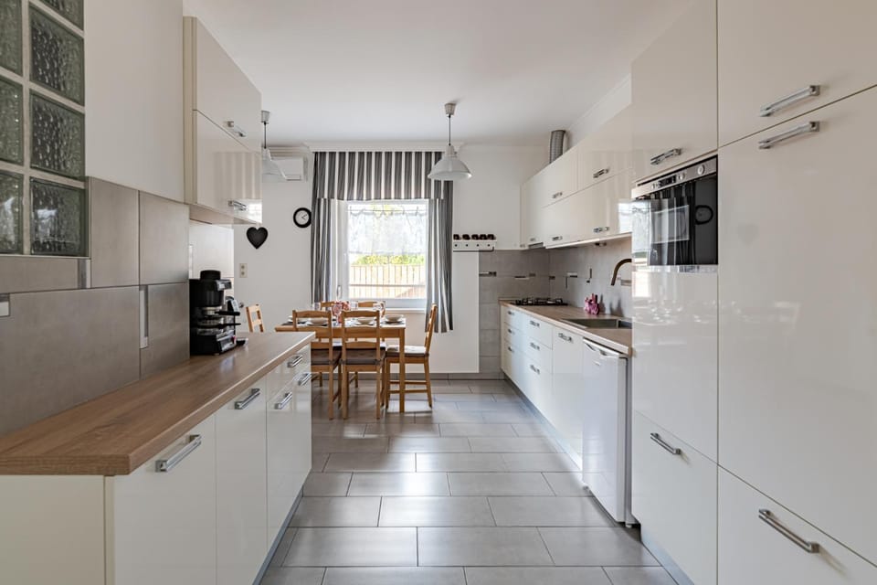 Kitchen or kitchenette, dishwasher, stove