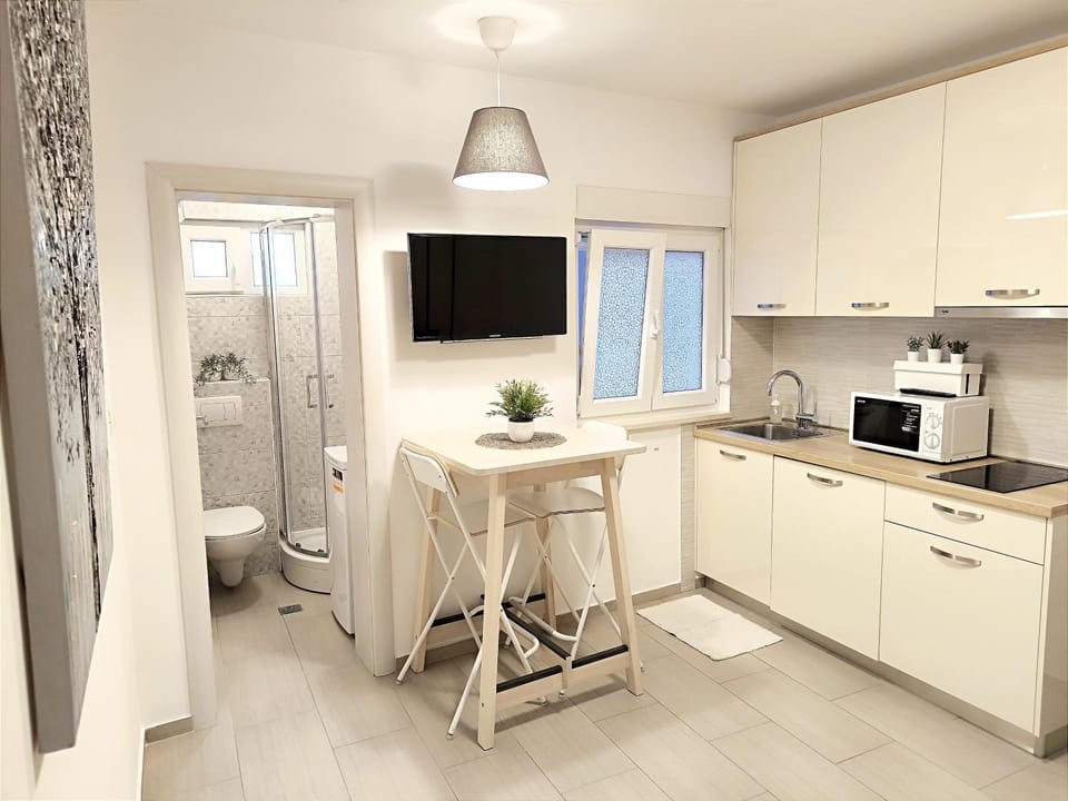 TV and multimedia, Coffee/tea facilities, Kitchen or kitchenette, Dining area, toaster