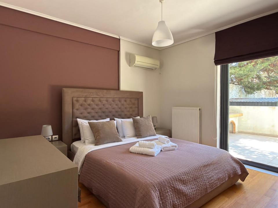 Bed, Photo of the whole room, Bedroom, towels, air conditioner