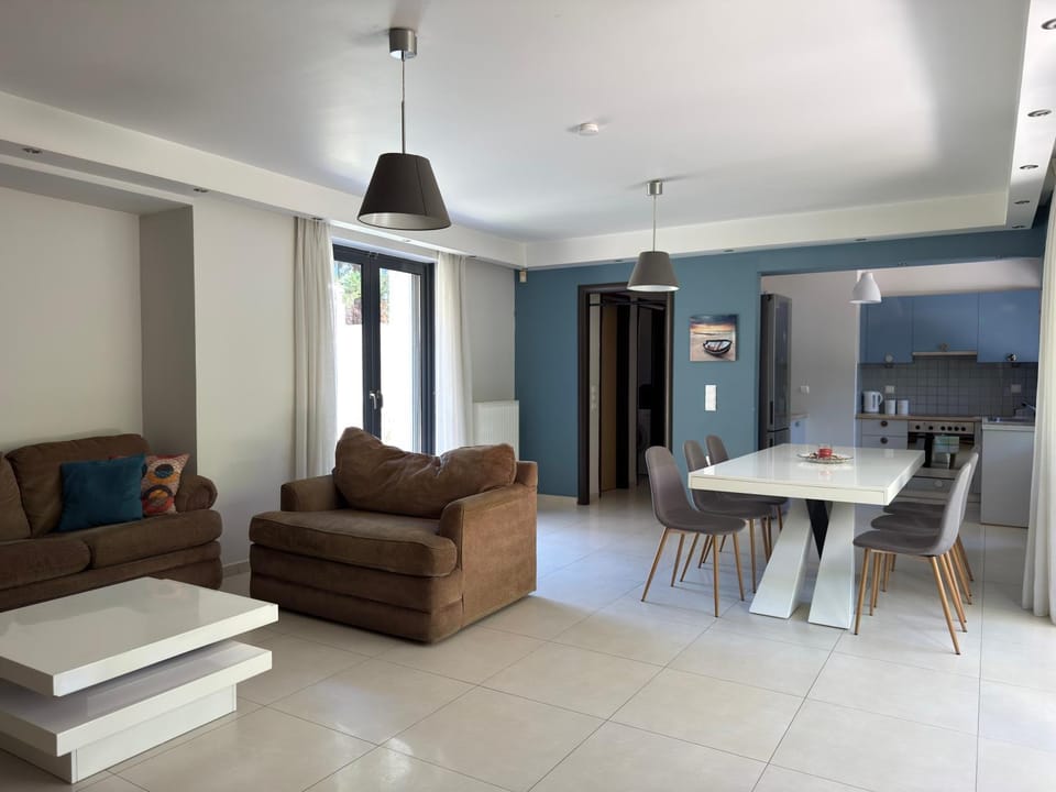 Kitchen or kitchenette, Living room, Seating area, Dining area