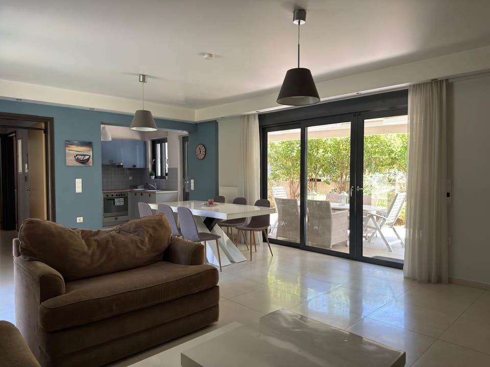 Kitchen or kitchenette, Living room, Seating area, Dining area