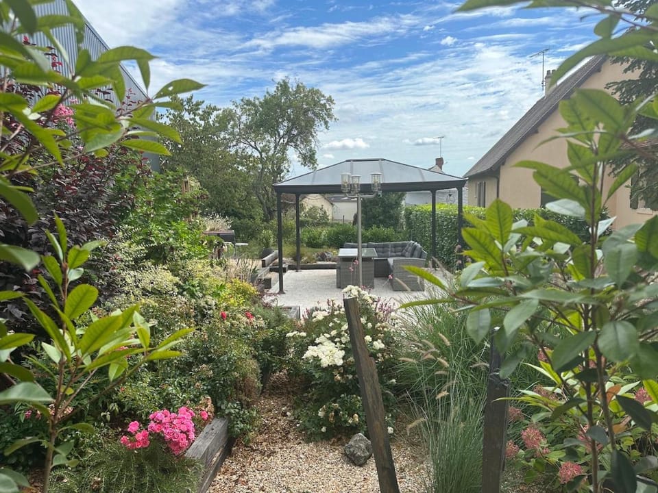 Property building, Patio, BBQ facilities, Garden, Garden view