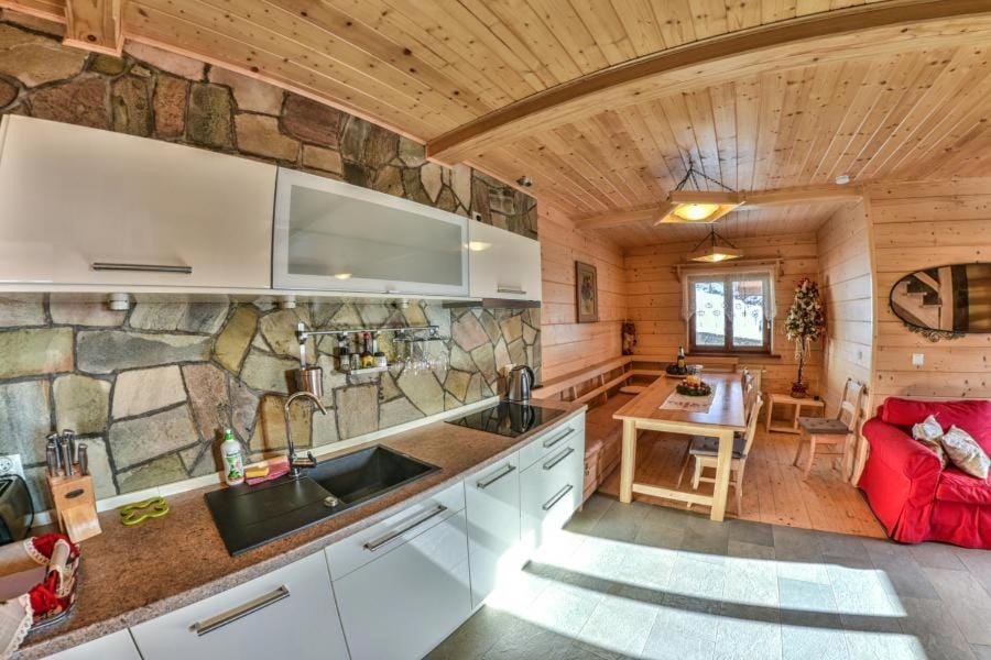 Kitchen or kitchenette, Dining area