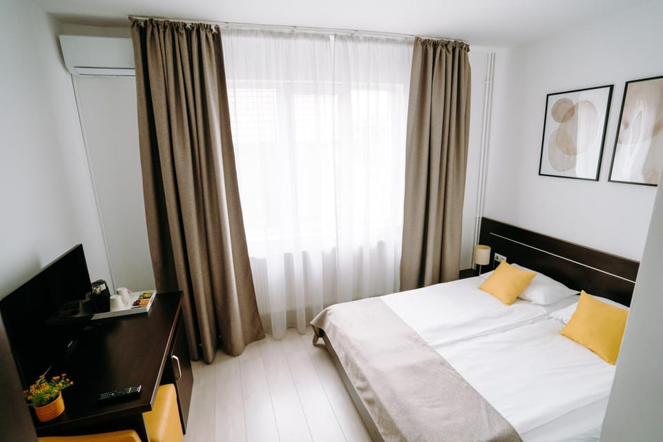 Bed, TV and multimedia, Coffee/tea facilities, air conditioner