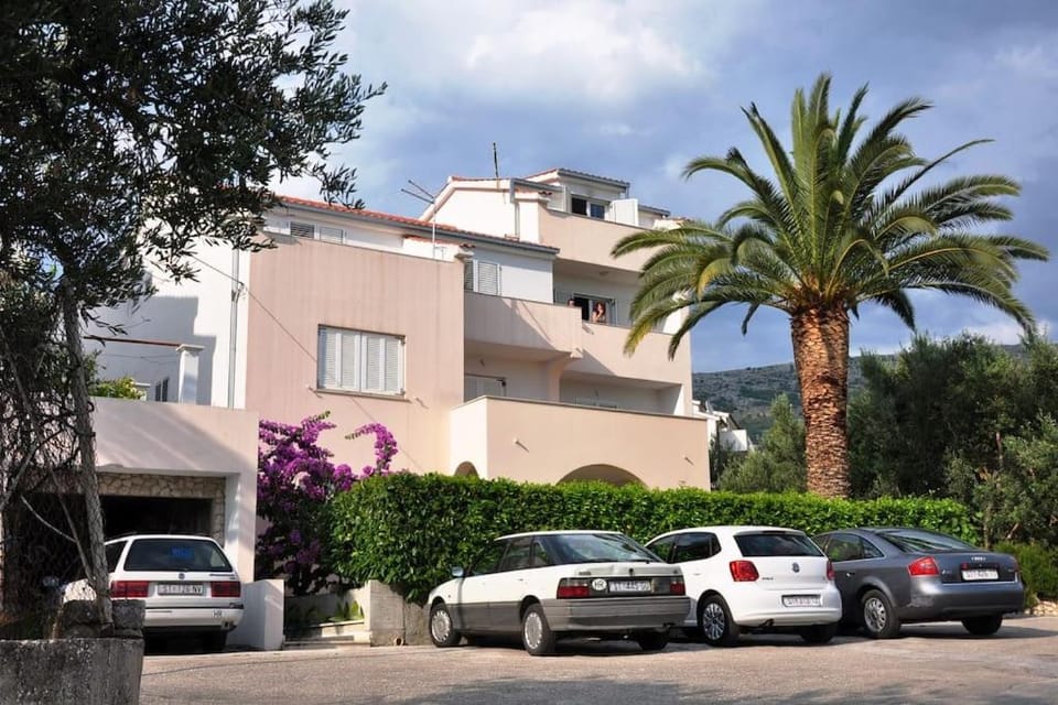 Property building, Facade/entrance, Day, Garden, Balcony/Terrace, Street view, Area and facilities, Location, Parking