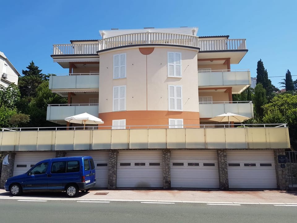 Patio, Facade/entrance, Garden, Balcony/Terrace