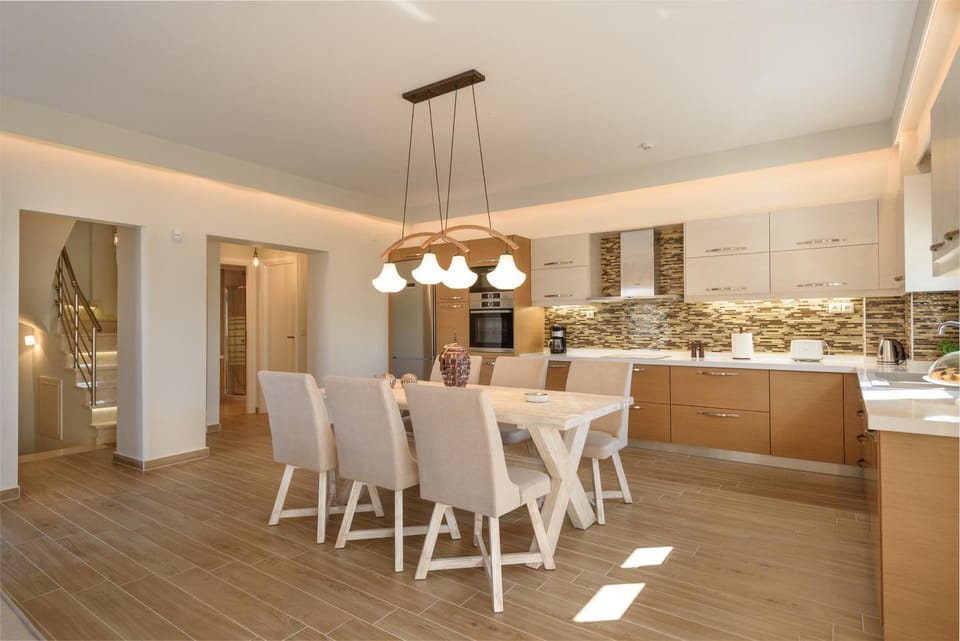 Kitchen or kitchenette, Dining area, stove