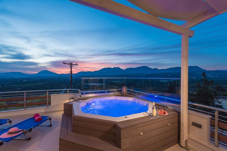 Patio, Natural landscape, Hot Tub, Mountain view, Pool view, Sunrise, Sunset, sunbed