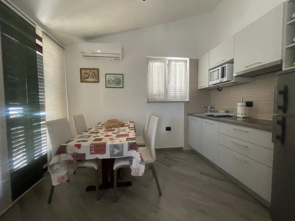 Kitchen or kitchenette, Dining area, air conditioner